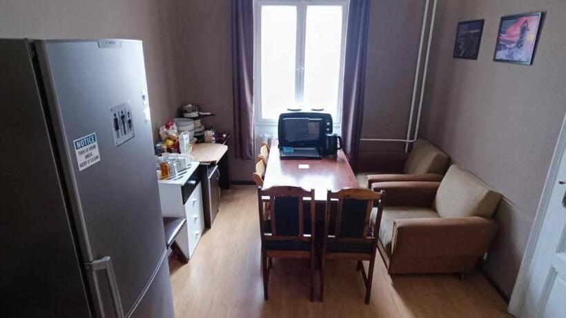 تختخواب در اتاق مشترک, Vintage Private Rooms In The Heart Of The Downtown
