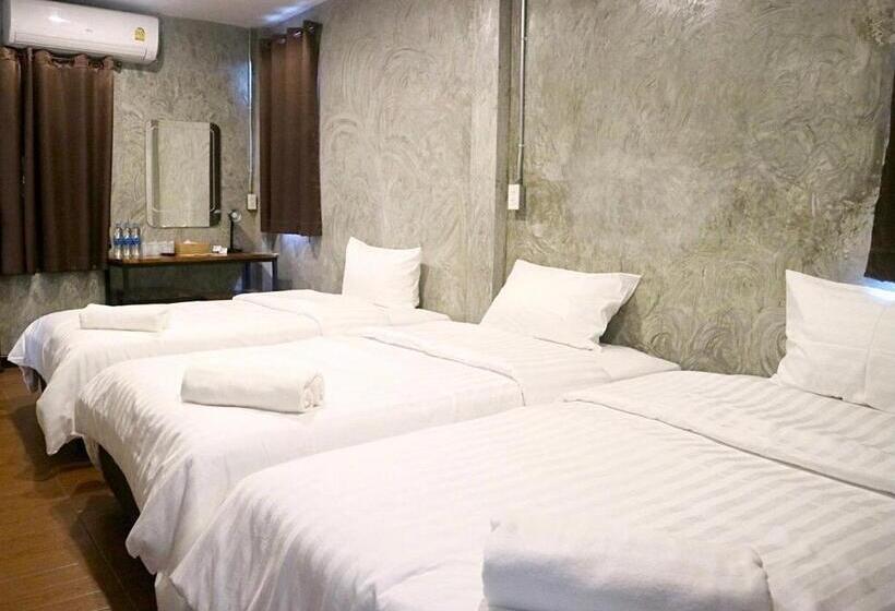 اتاق استاندارد سه نفره, Momento House