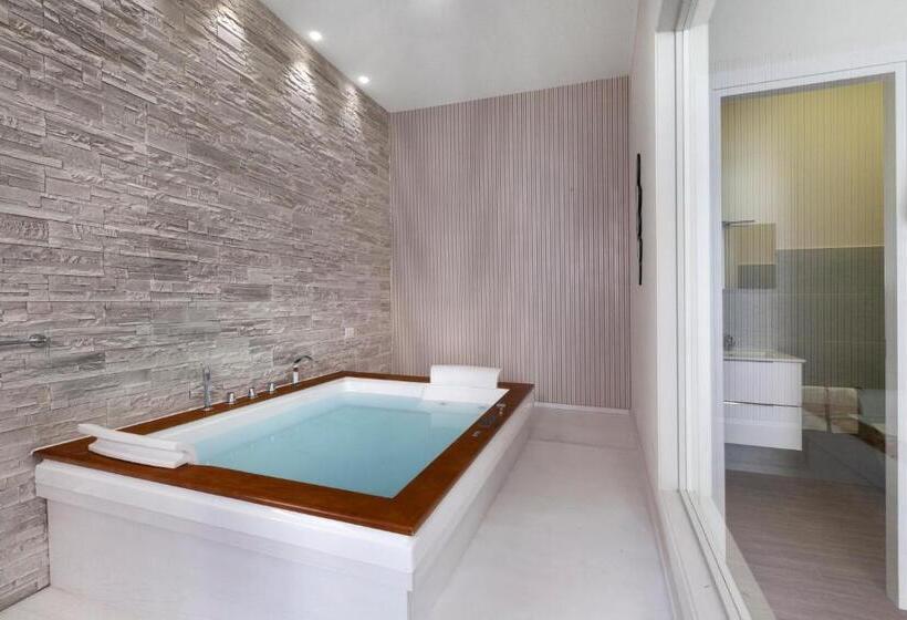 Номер Стандарт с Гидромассажем, Emma Luxury Room