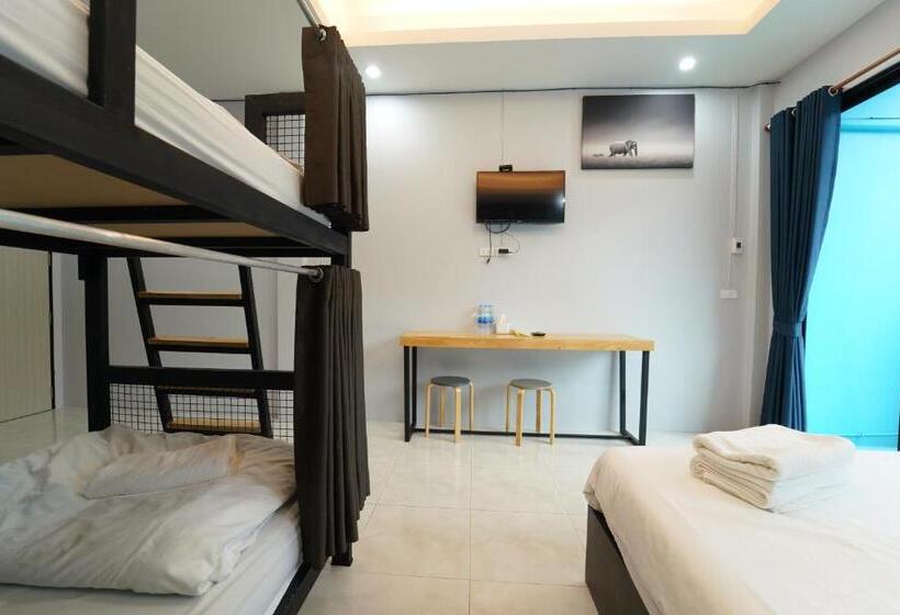 Четырехместный Номер Стандарт с Балконом, Chillax Khaosok Hostel   Sha Certified