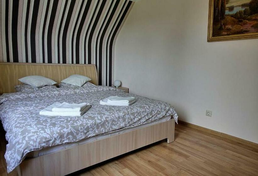اتاق اکونومی, Krusttēvu Māja