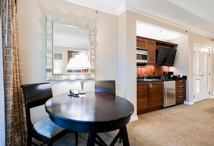 استودیو استاندارد با بالکن, Stripviewsuites At Signature