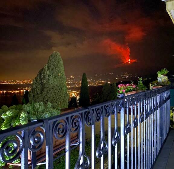 اتاق لوکس با بالکن و چشمانداز دریا, Chiaro Di Luna