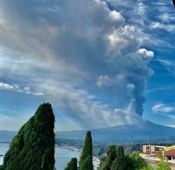 اتاق لوکس با بالکن و چشمانداز دریا, Chiaro Di Luna