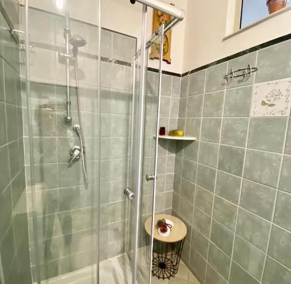 اتاق لوکس با بالکن و چشمانداز دریا, Chiaro Di Luna