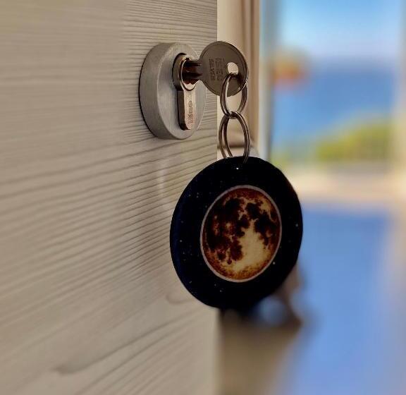 اتاق لوکس با بالکن و چشمانداز دریا, Chiaro Di Luna