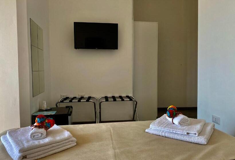 اتاق لوکس با بالکن و چشمانداز دریا, Chiaro Di Luna