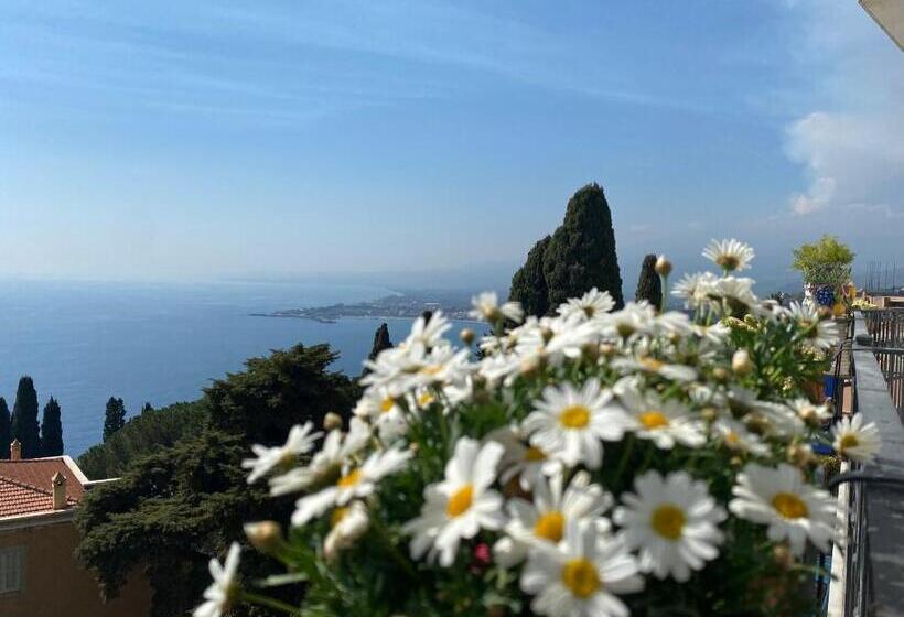 اتاق لوکس با بالکن و چشمانداز دریا, Chiaro Di Luna