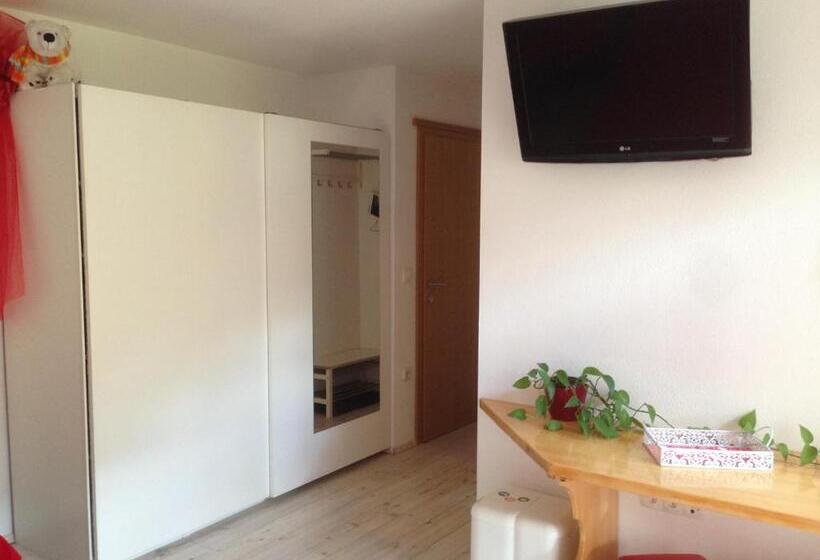 اتاق استاندارد چهارنفره با چشم‌انداز باغ, Aparthotel Pr  Jakapč