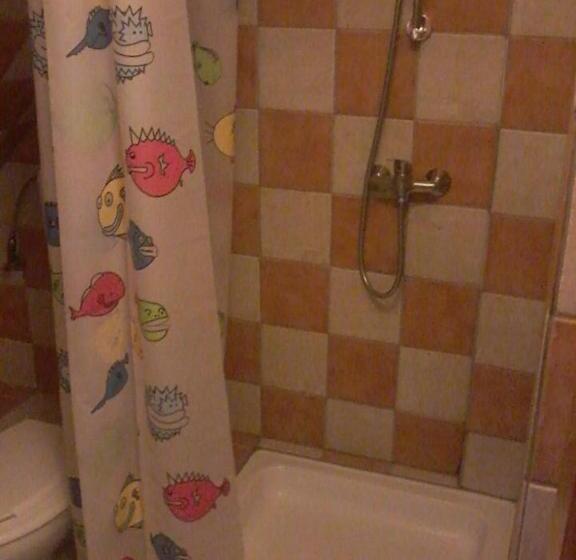 اتاق خانوادگی, Fenyő Panzió