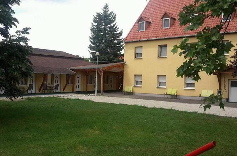 اتاق استاندارد با چشم‌انداز باغ, Fenyő Panzió
