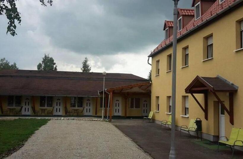 اتاق استاندارد با چشم‌انداز باغ, Fenyő Panzió