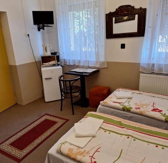 اتاق استاندارد سه نفره, Fenyő Panzió