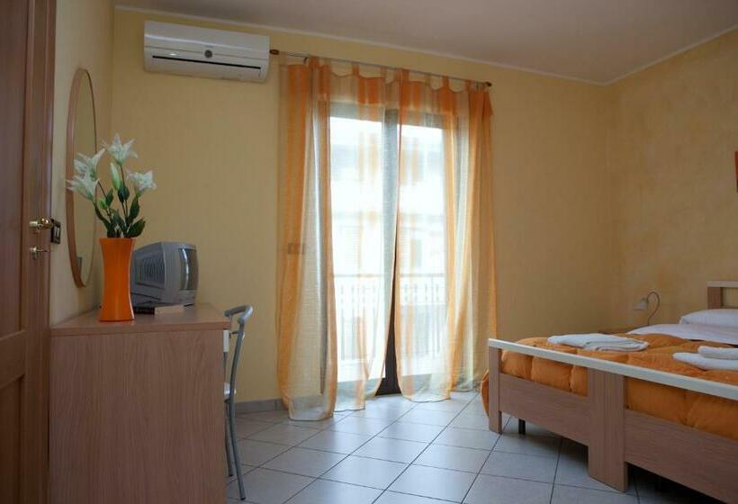 اتاق استاندارد سه تخته با بالکن, B&b Casa Mauro