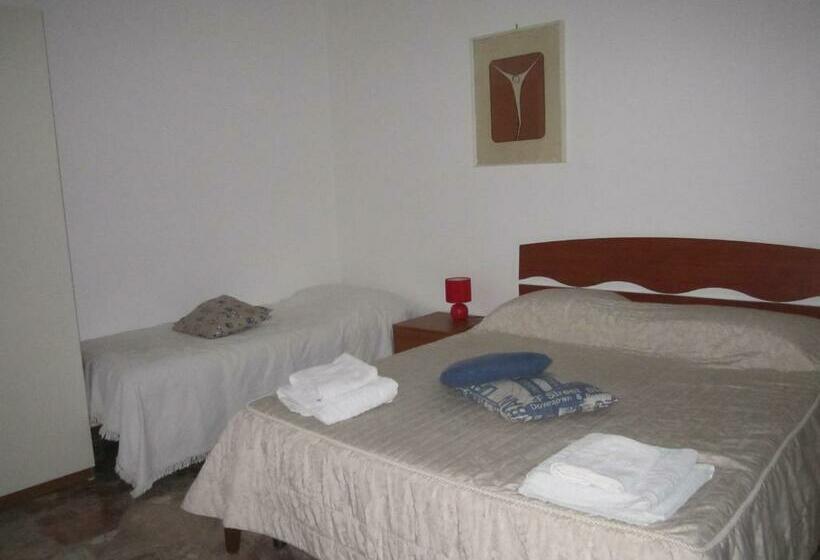 Quarto Triplo Estandar com Sacada, Casa Raffaella