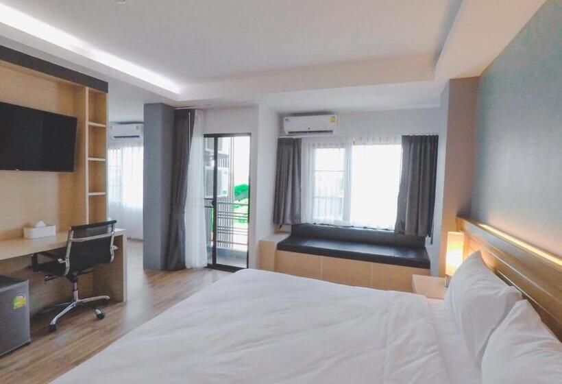 Трехместный Номер Стандарт с Балконом, Mtrio Hotel Korat