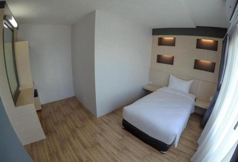 Трехместный Номер Стандарт с Балконом, Mtrio Hotel Korat