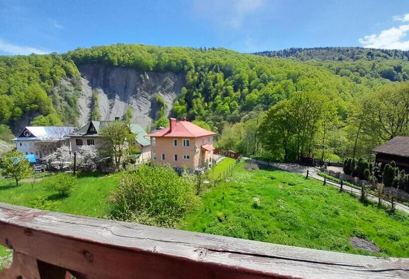 غرفة عائلية, у тараса і лесі