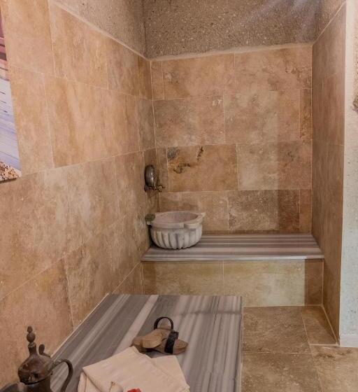 سوییت سوپریور, Grand Elite Cave Suites