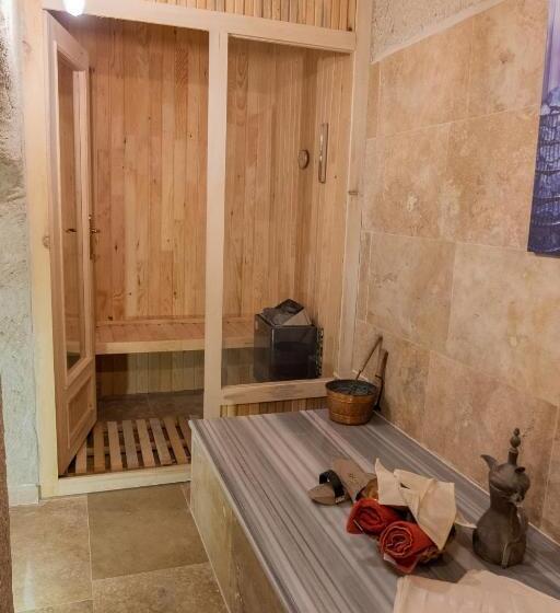 سوییت سوپریور, Grand Elite Cave Suites