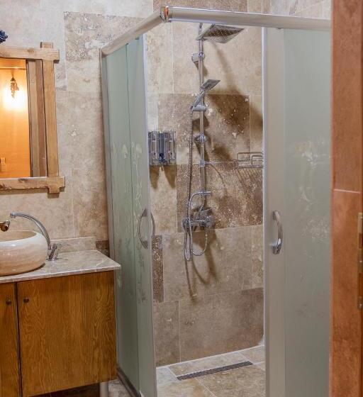 سوییت خانوادگی, Grand Elite Cave Suites