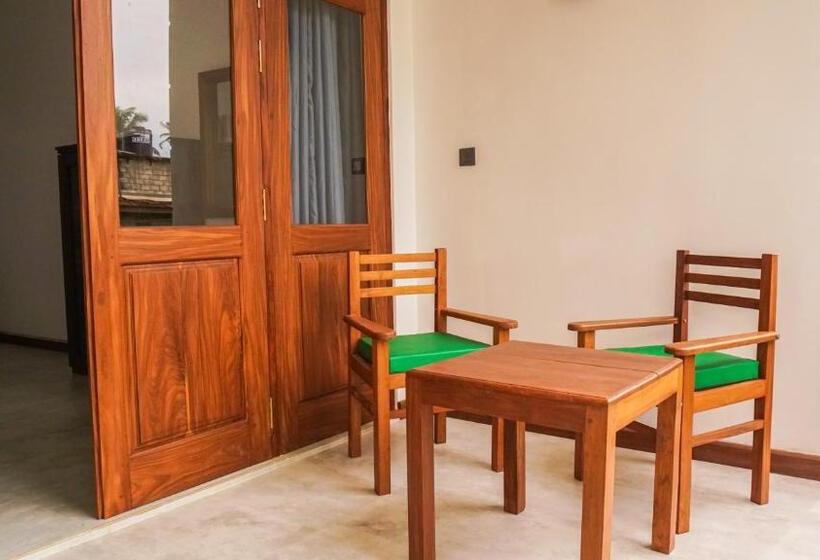 Номер Deluxe, The Green Rooms Surf & Yoga Camp   On The Beach   Prime Location Renovated 2024