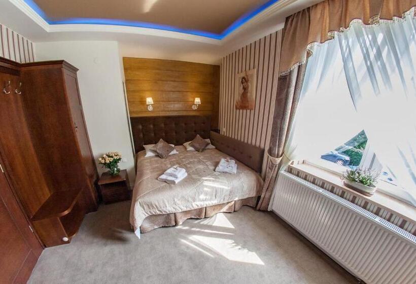 Номер Deluxe, Fryderyk