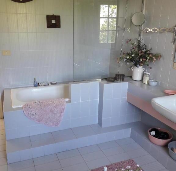 اتاق استاندارد چهارنفره با بالکن, B&b Villa Ada