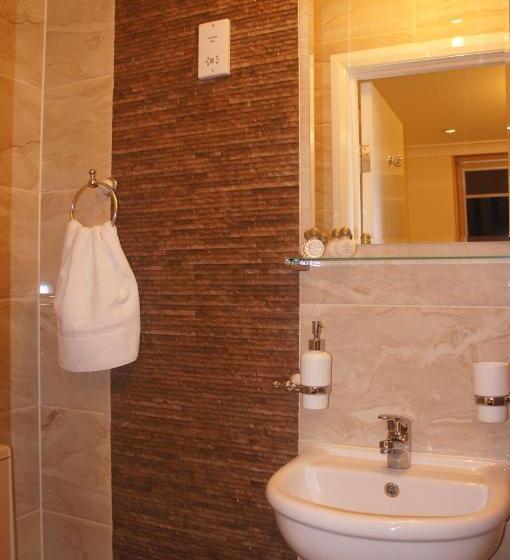 اتاق استاندارد سه نفره, Sapphire Hotel London