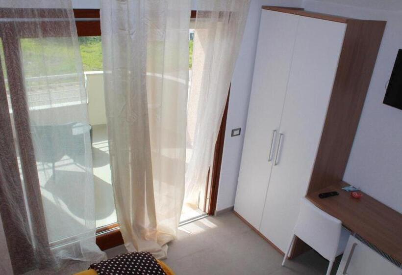 Трехместный Номер Стандарт с Балконом, Navicri B&b