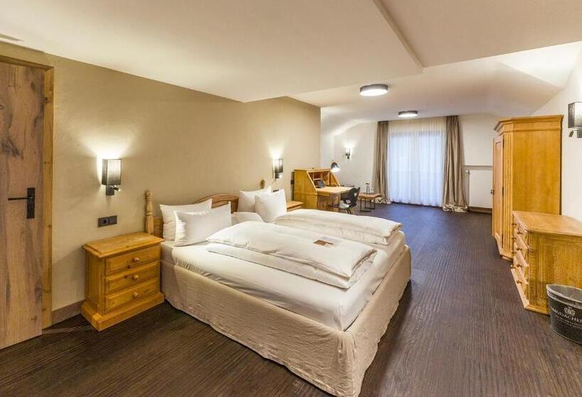 سوییت جونیور, Staudacherhof History & Lifestyle