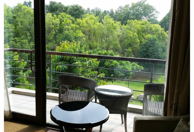 Номер Superior, Taj Damdama Lake Resort & Spa, Gurugram