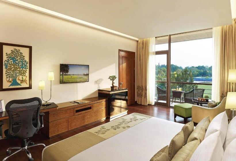 Номер Superior Кровать Кинг, Taj Damdama Lake Resort & Spa, Gurugram