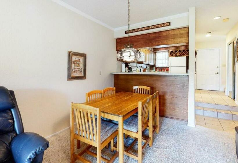 דירת שני חדרים, Condo On The Green