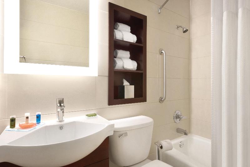 Номер Стандарт Кровать Кинг Адаптированный для Инвалидов, Holiday Inn   Bloomington   Normal, An Ihg