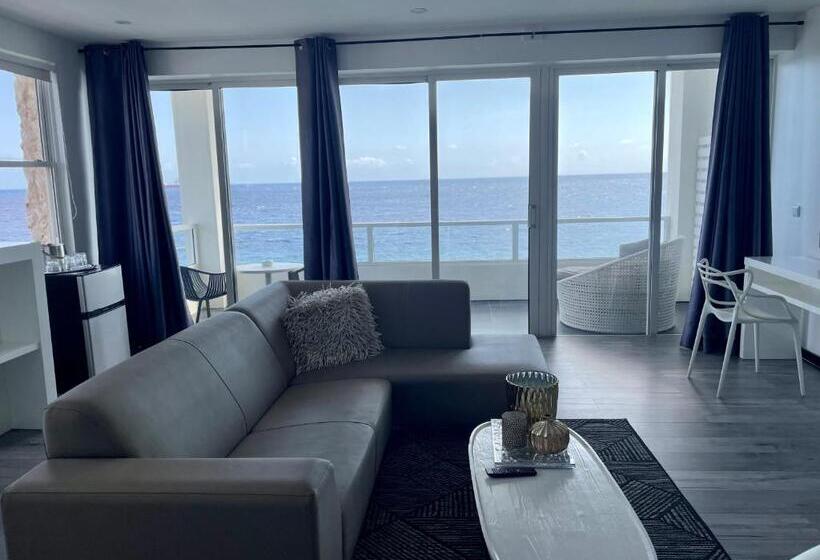 سوییت جونیور با چشم‌انداز دریا, Saint Tropez Boutique