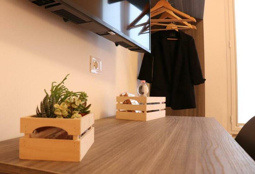 اتاق استاندارد با سرویس بهداشتی مشترک, Liotru Maisonne