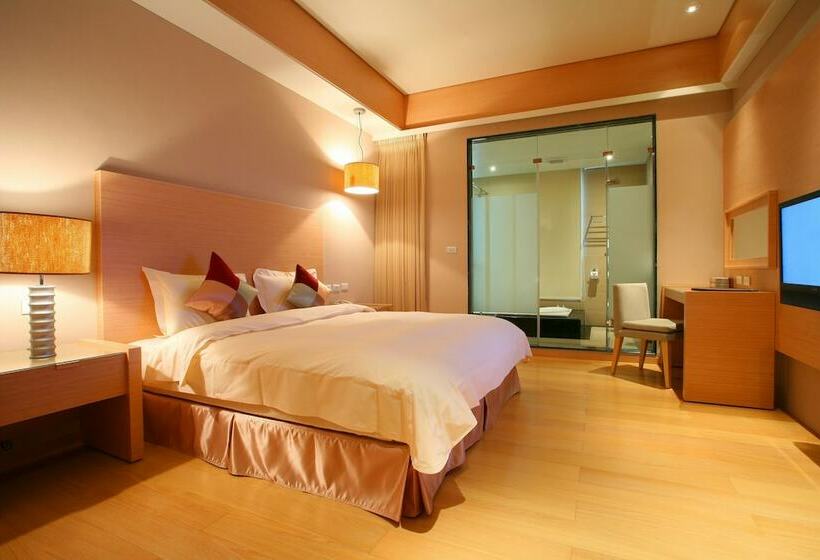اتاق لوکس, Crownshine Resort