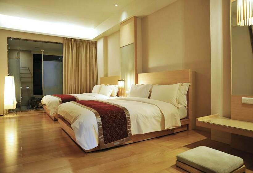 اتاق خانوادگی, Crownshine Resort