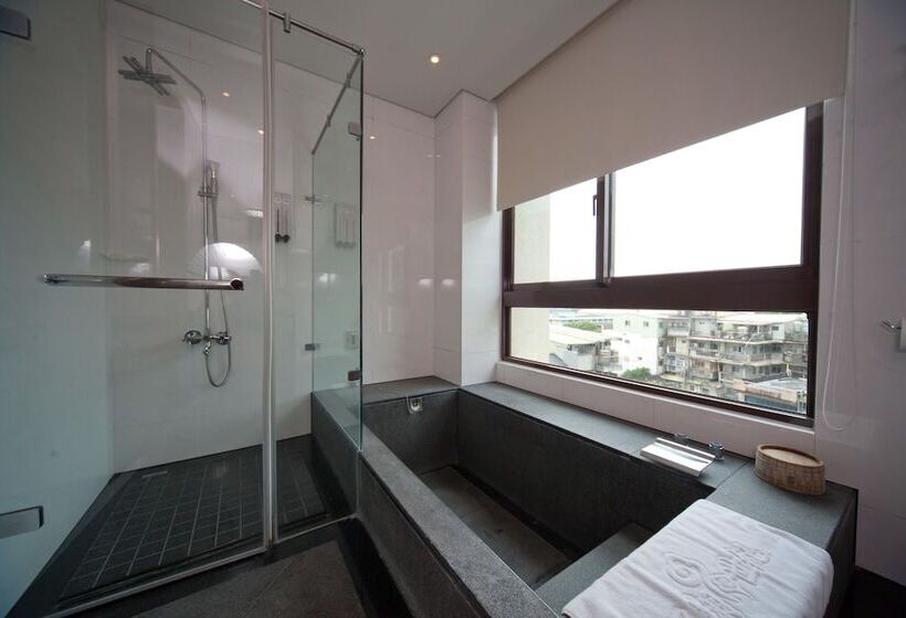 سوییت لوکس, Crownshine Resort