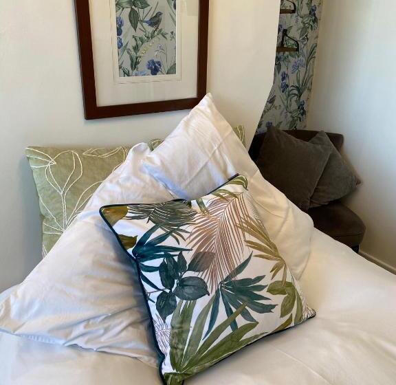 Quarto Familiar, North Crest