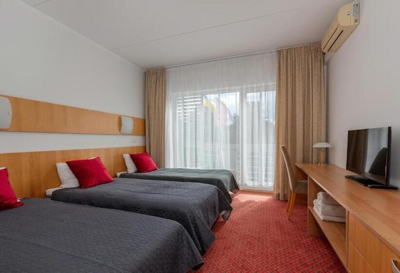 اتاق استاندارد سه تخته با بالکن, Raadimõisa Hotell