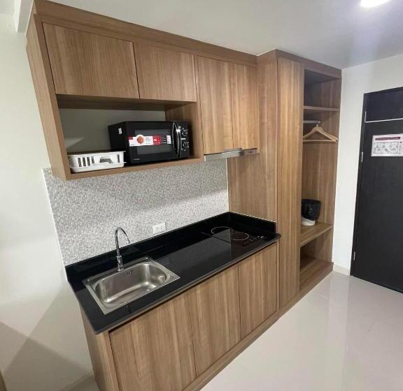 اتاق لوکس با تخت بزرگ, Christella Hotel Laemchabang