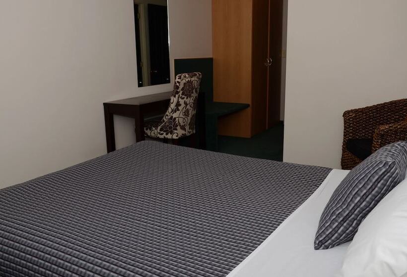 스탠다드 스튜디오, Greenlane Manor Motel