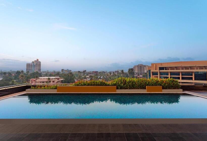 스탠다드 룸 풀장 전망, Kochi Marriott
