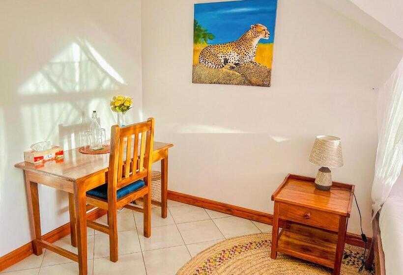 اتاق خانوادگی, Heart Of Africa Lodge