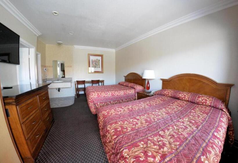 Номер Deluxe, The Palace Inn