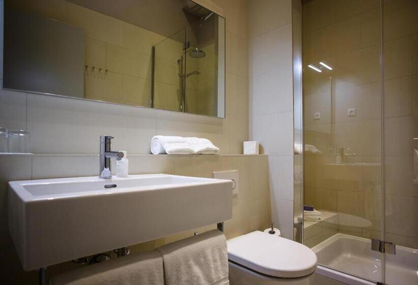 اتاق اکونومی, Osam  Adults Only