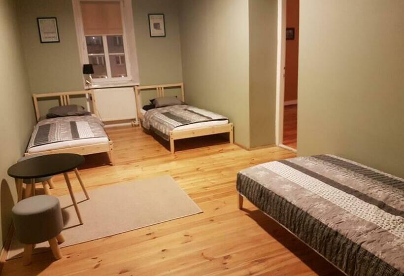 اتاق خانوادگی, 42 200 Hostel