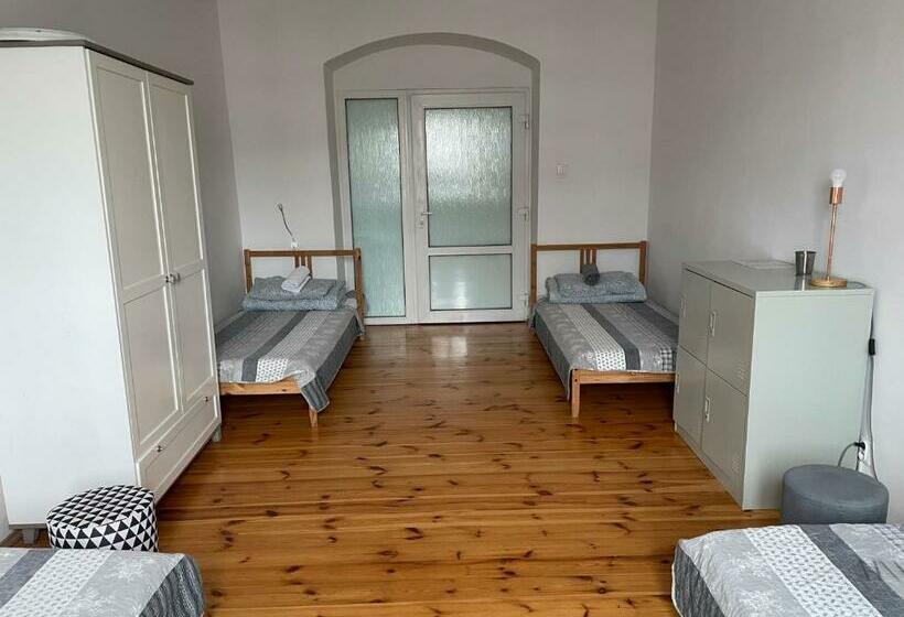 تختخواب در اتاق مشترک, 42 200 Hostel